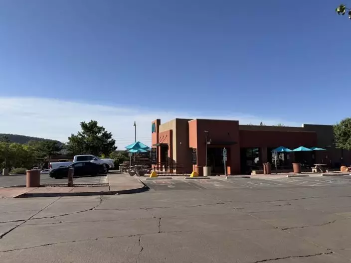 美國塞多納因景觀規劃，誕生全球唯一藍色麥當勞，意外成為旅遊打卡熱點。圖片來源：Yelp網站塞多納麥當勞分店