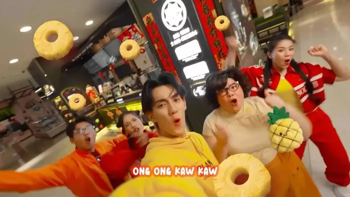 馬來西亞連鎖餐廳推出的賀年歌因發音神似廣東話粗口，引起熱議及瘋傳。Bungkus Kaw Kaw 的IG賬號 @bungkuskawkaw 影片截圖