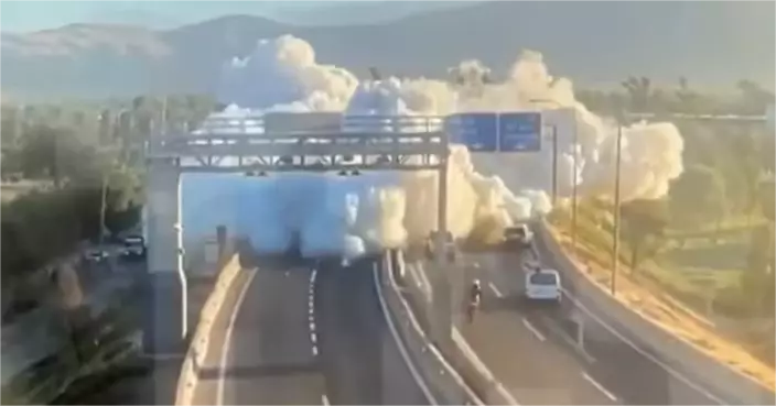 智利首都聖地牙哥高速公路天然氣運載車翻側爆炸，火焰吞噬路面。圖片來源：智利公路管理部門閉路電視