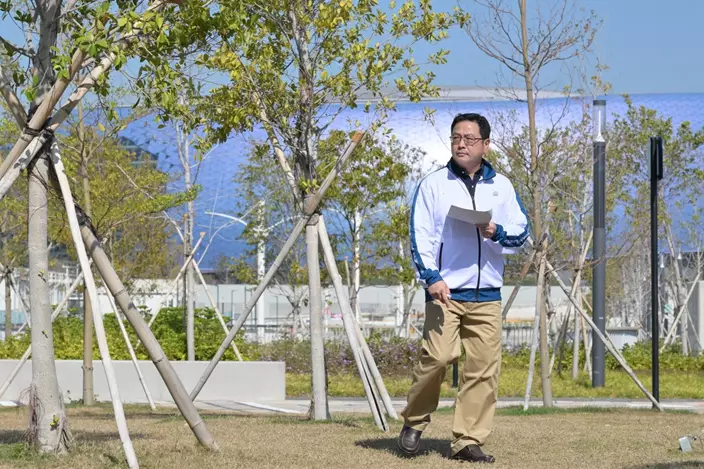 考慮周到: 黃啟聰指出，承豐道公園位處海旁，揀選樹種時需考慮植物的抗風能力、耐鹽特性。圖片來源：政府新聞網