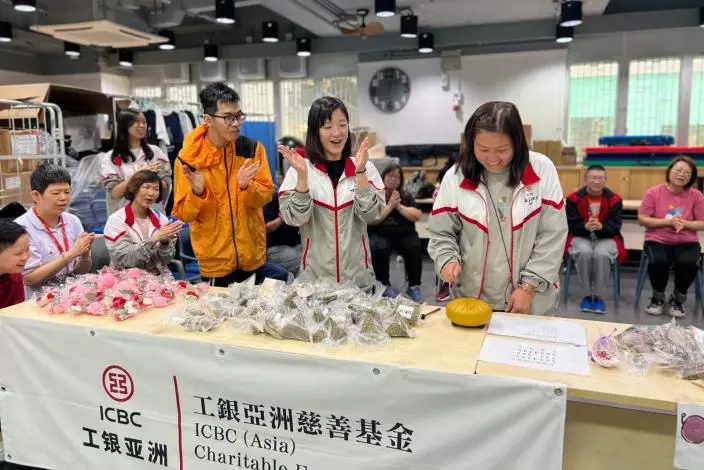 義工隊與照顧者親身探訪院舍，並透過互動遊戲為未能與家人共度佳節的院友送上溫暖。
