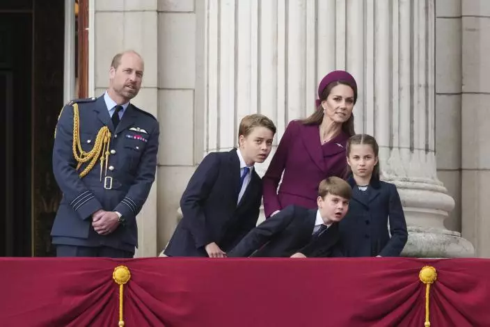 英王查理斯三世舉行官方生日慶祝活動，威廉王子與凱特王妃一家亦有出席慶典，路易小王子一如以往在露台上表情多多。AP圖