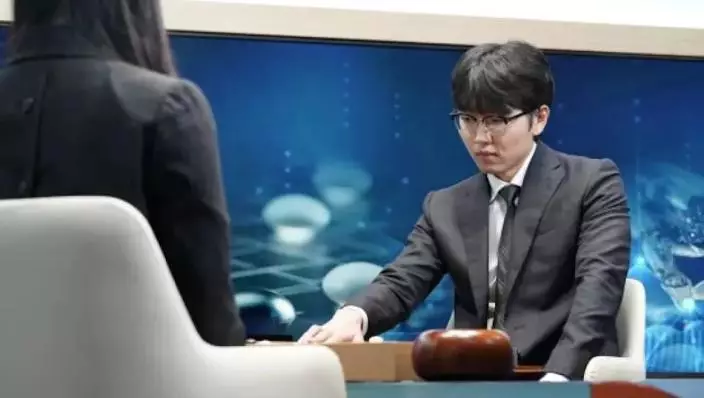 世界排名第一的南韓九段棋手申真諝出戰，挑戰圍棋AI模型KataGo，申真諝在首局鏖戰245手後投子認負。南韓棋院官網