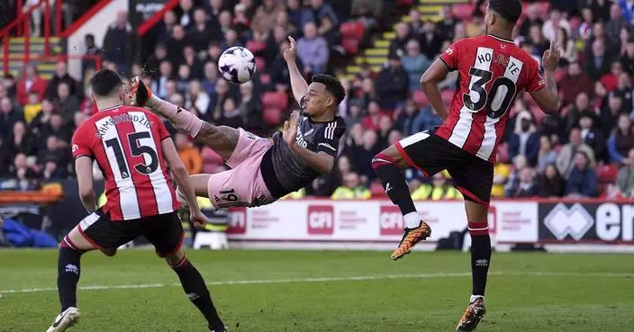 Muniz injury time bicycle kick goal salvages Fulham draw with Sheffield United