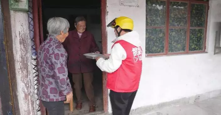 Senior volunteers deliver meals, extends warmth to vulnerable elderly