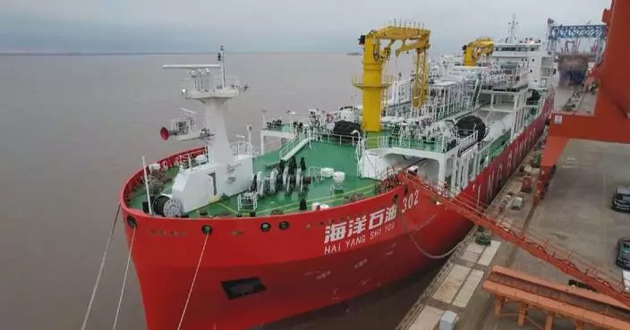 Super LNG refueling vessel put into service in east China