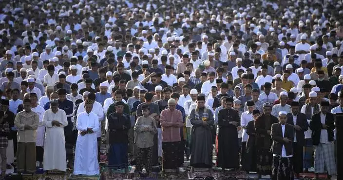 Muslims worldwide celebrate Eid al-Fitr in the shadow of Gaza&#8217;s misery