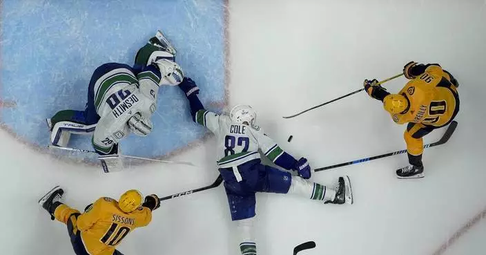 Casey DeSmith makes 30 saves as the Canucks take 2-1 series lead over the Preds