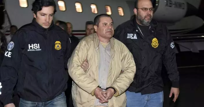 Mexican drug lord Joaquín &#8216;El Chapo&#8217; Guzmán claims he can&#8217;t get calls or visits in a US prison