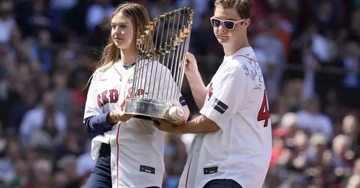 Red Sox honor 2004 championship team, Tim Wakefield&#8217;s family ahead of home opener