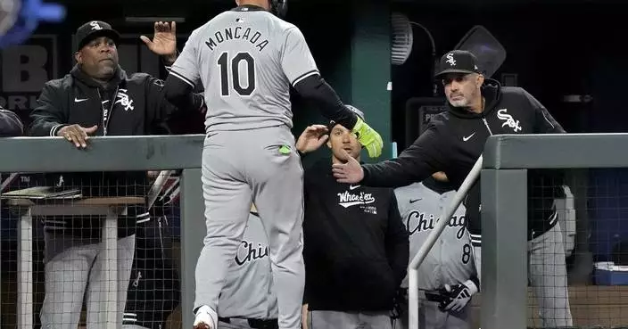 White Sox 3B Yoán Moncada helped off field with hip injury against Guardians