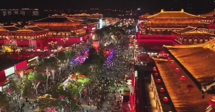Foreign tourists enjoy bustling nightlife, experience cultural charm of Xi'an