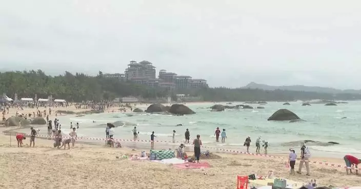 Visitors gather at Hainan's beach to witness launch of Chang'e-6 lunar probe