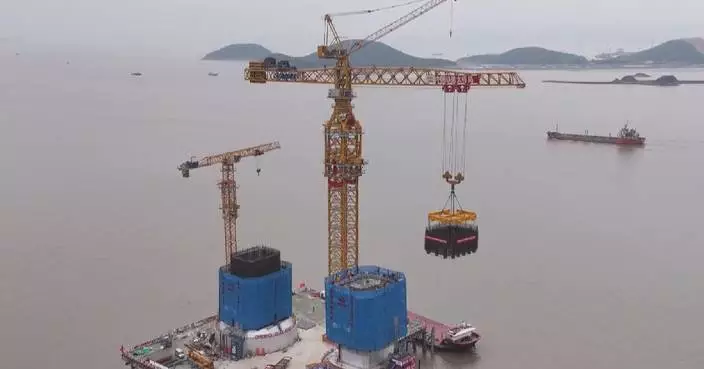 Construction for China's mega hoisting operation of cross-sea bridge underway