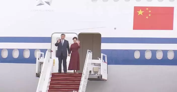 Xi disembarks plane, starts state visit to France