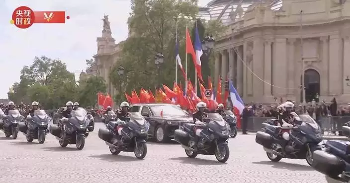 Xi&#8217;s motorcade en route to Elysee Palace after welcome ceremony