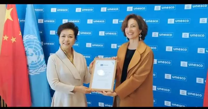 Peng Liyuan visits UNESCO headquarters, meets agency chief