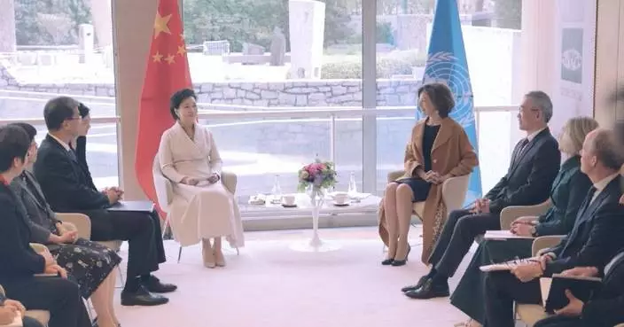 Peng Liyuan visits UNESCO headquarters, meets agency chief
