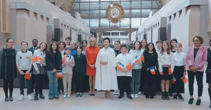 Peng Liyuan, French first lady visit Orsay Museum