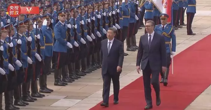 Xi reviews Serbian guard of honor