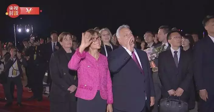 Hungarian PM waits to welcome Xi at airport in Budapest