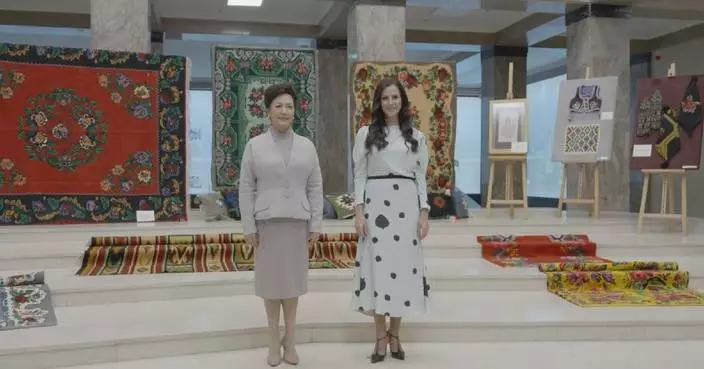 Peng Liyuan visits National Museum of Serbia