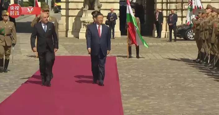 Xi reviews Hungarian guard of honor