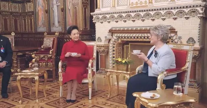 Peng Liyuan visits Buda Castle with wife of Hungarian president
