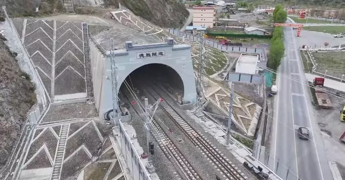Sichuan railway builders overcome most complicated tunneling hurdle