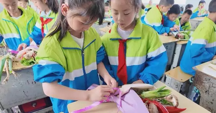 Chinese students make vegetable bouquets for mothers on  Mother’s Day