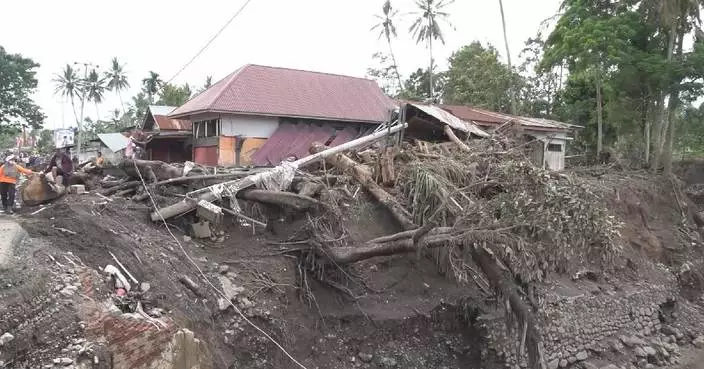 Flash floods trap Indonesians in West Sumatra in living nightmare