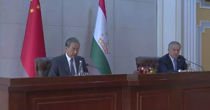 Chinese, Tajik FMs pledge to strengthen bilateral cooperation