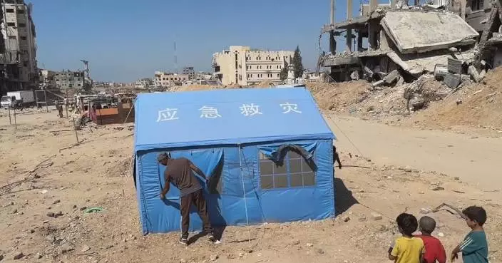 Displaced Gazans receive tents donated by China