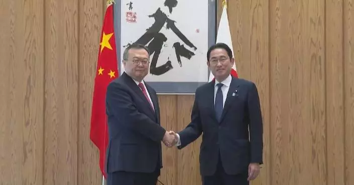 Japanese PM hold talks with senior senior Chinese diplomat in Tokyo