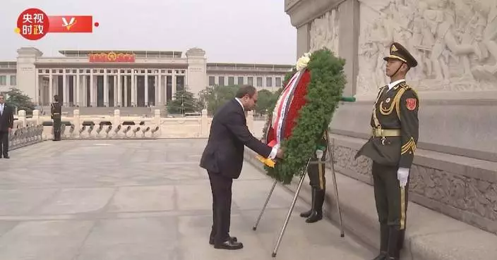 Egyptian president lays wreath at Monument to People's Heroes in Beijing