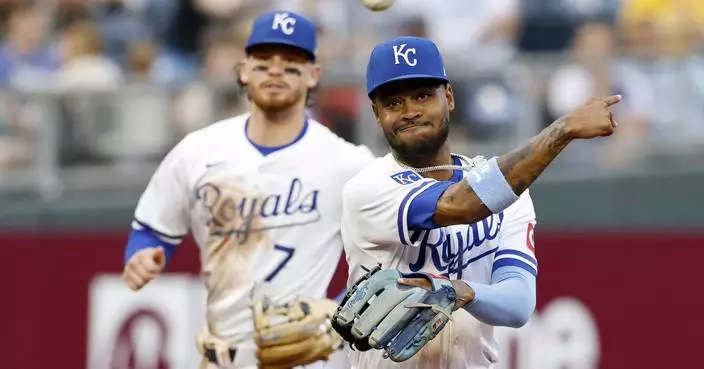 Michael Massey, Maikel Garcia key a 7th-inning rally for the Royals in a 3-2 win over the Brewers