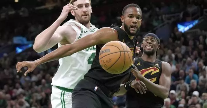 Mitchell&#8217;s 29 points help Cavaliers blow out Celtics 118-94, tie series at 1 game apiece