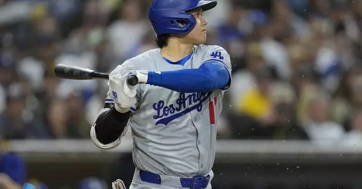 Shohei Ohtani leaves late in Dodgers&#8217; win over Padres with back tightness