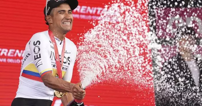 Narváez outsprints Giro d'Italia favorite Pogačar to win opening stage in Turin