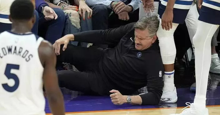 Timberwolves coach Chris Finch to have surgery on knee after sideline collision, AP source says
