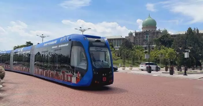 China-built trackless tram impresses commuters in Malaysia