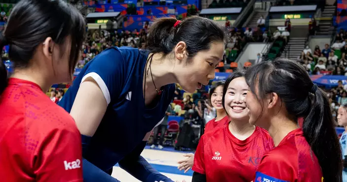 China Women’s Volleyball Team Engages with Fans at VNLHK2024 Community Events