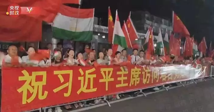 Well-wishers gather in Danshube to welcome Xi&#8217;s motorcade