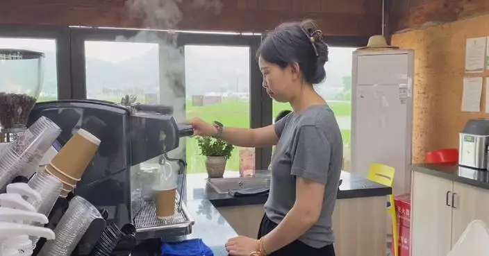 Dutch vlogger lauds arcadian rural cafes in Zhejiang