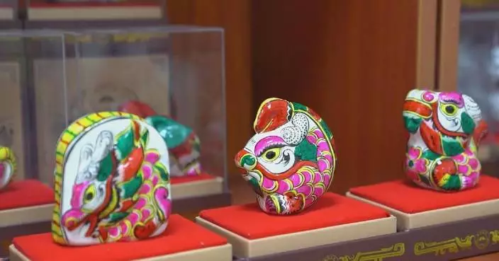 Chinese traditional clay sculpture becomes stylish by adding modern luster