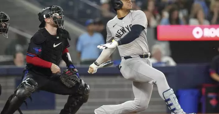 Yankees&#8217; Juan Soto a late add to lineup after sitting out Saturday because of bruised right hand