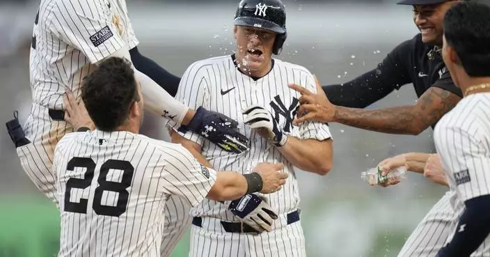 LeMahieu&#8217;s single in the 10th inning gives the Yankees 4-3 win over the Blue Jays
