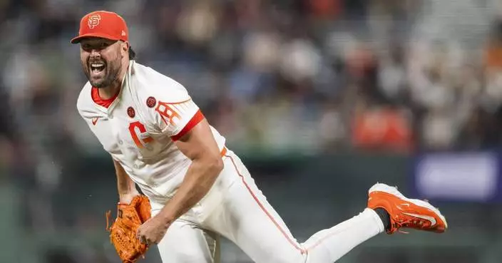 Robbie Ray strikes out 9 as the Giants beat the White Sox 4-1