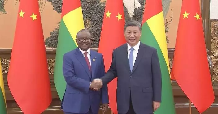 Xi meets Guinea-Bissau president