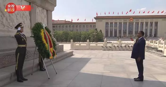 President of Republic of the Congo lays wreath at Monument to People&#8217;s Heroes